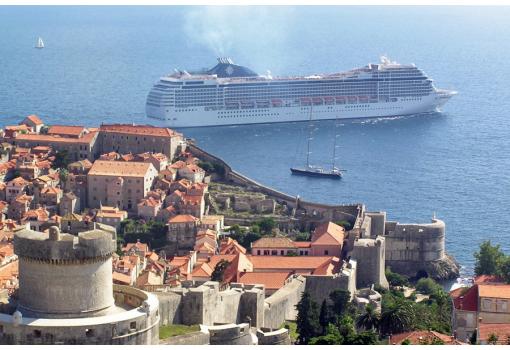 MSC Musica fondeando frente a la bella Dubrovnik